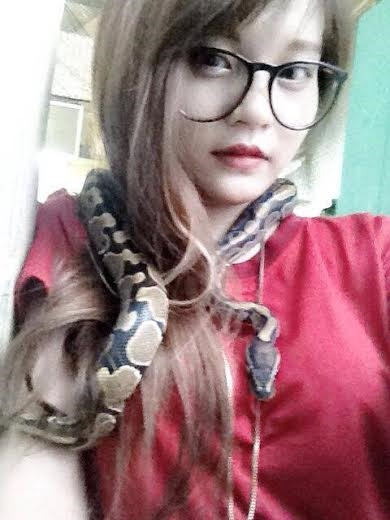 Trà My thân thiết bên chú trăn của mình Ảnh: NCVV.