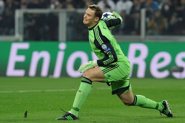 1. Manuel Neuer (Bayern Munich/Đức): Mùa giải vừa qua là mùa giải rất thành công của Neuer trong màu áo CLB cũng nhưng ĐTQG. Thủ môn này đã cùng ĐT Đức vô địch World Cup 2014 tại Brazil và anh cũng là một nhân tố quan trọng giúp Bayern Munich đăng quang tại Bundesliga. Ảnh: Zimbio.com.