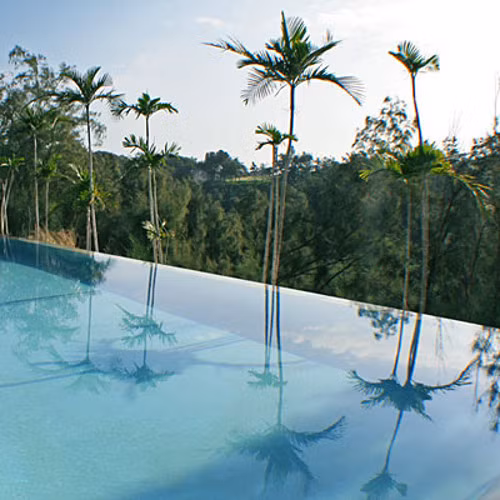  Big Island, Hawaii. Đây là khu nghỉ mát ưa thích của rất nhiều người. Khách sạn ở đây nằm giữa thung lũng cây xanh, gần hồ và biển. Các bãi tắm ở đây mát mẻ và thực sự thiên nhiên.