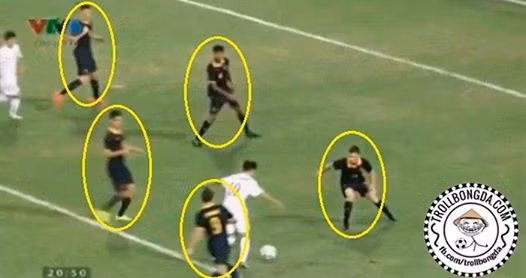 Sau đó, đội trưởng của U19 Việt Nam có một cú ra chân nhanh như điện hạ gục thủ thành bên phía U19 Australia.