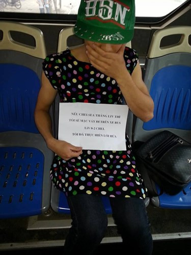 Mở đầu trào lưu này chính là chàng trai có nickname B.N.L trên Facebook, chàng trai đã mặc váy chấm bi xanh đỏ đội mũ, cầm biển thua cá cược và đi xe bus. B.N.L đã thực hiện đúng lời hứa khi Chelsea thắng Liverpool, mặc váy đi xe bus từ Nhổn đến Long Biên. Hành động này của anh chàng đã được các bạn trẻ chụp lại và đăng tải lên facebook. Ngay lập tức, hình ảnh này đã trở thành chủ đề bàn tán trên khắp các trang mạng xã hội.