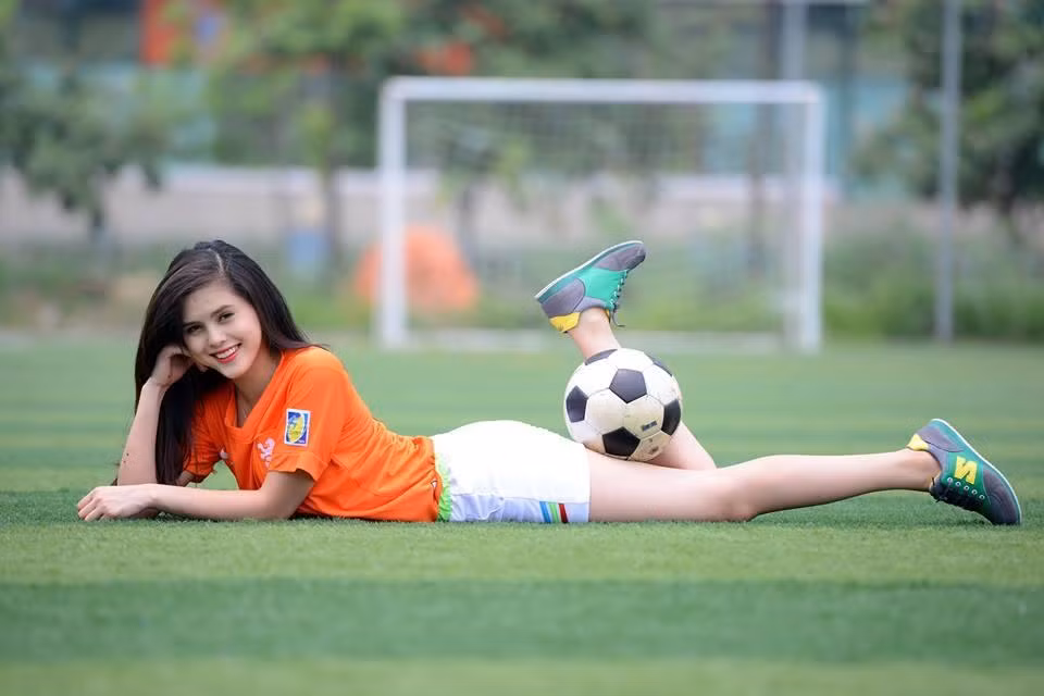 Tuy nhiên khi Hà Lan thắng cuộc, cô nàng này lại chỉ chụp ảnh chiếc áo của tuyển Hà Lan đã được gấp gọn gàng và còn "khuyên" mọi người không nên quá vui vẻ về World Cup mà quên vấn đề về Biển Đông. Hành động "chơi khăm" này của hot girl đã khiến nhiều người tỏ thái độ bực tức và chỉ trích cô nàng giở chiêu trò câu like, câu sub, lợi dụng World Cup để được biết đến.