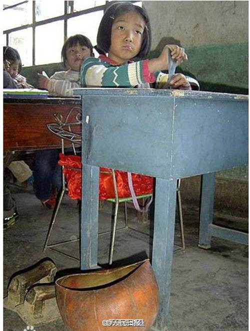 Bằng nghị lực phi thường, hàng ngày Hongyan vẫn đi học như tất cả các bạn đến độ tuổi nhập trường và hình ảnh đôi bàn xoa cùng nửa quả bóng rổ đã gắn liền với cô bé.