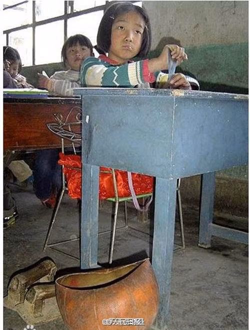 Bằng nghị lực phi thường, hàng ngày Hongyan vẫn đi học như tất cả các bạn đến độ tuổi nhập trường và hình ảnh đôi bàn xoa cùng nửa quả bóng rổ đã gắn liền với cô bé.