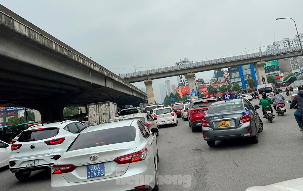 Cùng với đó, lưu lượng xe đi chậm đã diễn ra ở trung tâm nút do các xe phải đi theo vòng xuyến và sự điều tiết của các nhịp đèn tín hiệu.