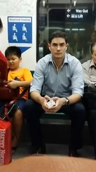 Cô gái đã quay trộm chàng trai, mặc dù đã có lúc anh chàng nhìn thẳng vào ống kính.