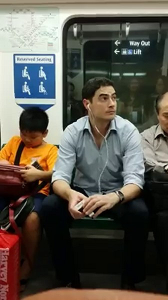 Đoạn sau của clip là hình ảnh của chàng trai trong mộng trên chuyến tàu điện ngầm kia.