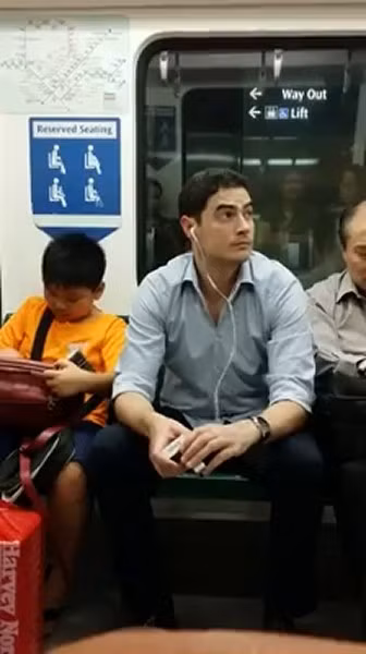 Đoạn sau của clip là hình ảnh của chàng trai trong mộng trên chuyến tàu điện ngầm kia.