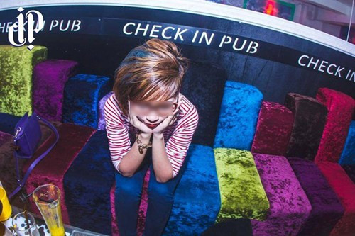 Thường xuyên check-in ở Pub hoặc Bar. Hot girl 9x xinh xắn có nickname H.N từng được biết đến với dòng status khoe mình quản lý 9000 nhân viên trong 8 năm qua.