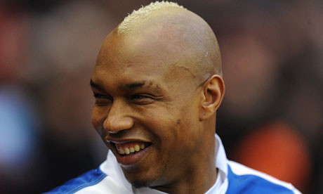 El Hadji Diouf (Senegal) có hành động rất xấu là nhổ nước bọt vào các CĐV Westham, đánh nhau với CĐV của Celtic và có mái tóc rất xấu. Ảnh: The guardian.