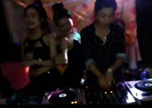 Hai cô gái trẻ thực hiện những động tác nhảy nhót khiêu khích.