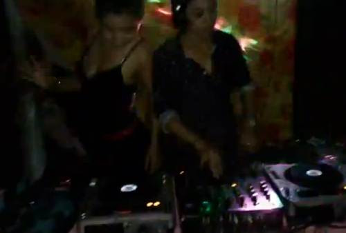 Nữ DJ và cô gái trẻ uốn éo thực hiện những động tác nhảy bốc lửa.