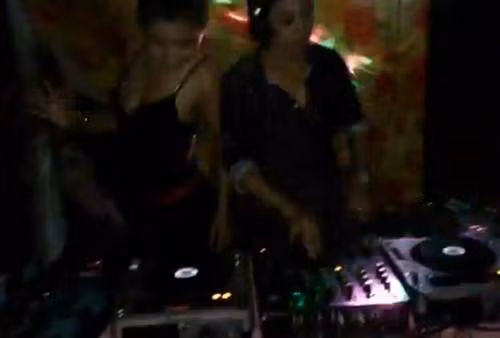 Nữ DJ và cô gái trẻ uốn éo thực hiện những động tác nhảy bốc lửa.