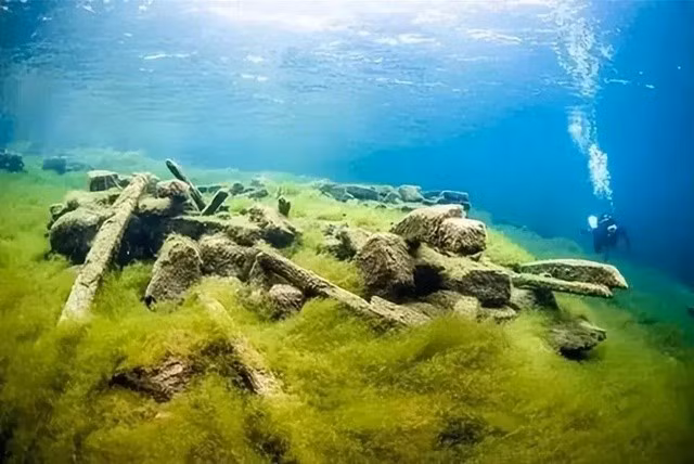 Phat hien 72 ngoi lang duoi day bien