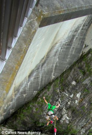 Phía dưới con đập là dòng sông đang chảy xiết.