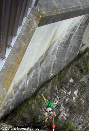 Phía dưới con đập là dòng sông đang chảy xiết.