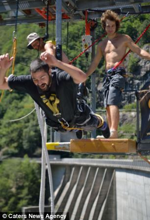 Du khách sẽ được thắt dây an toàn và nhảy chúc đầu xuống phía dưới.