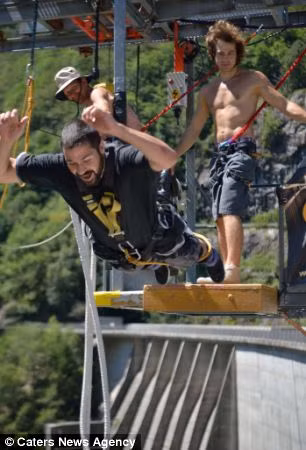 Du khách sẽ được thắt dây an toàn và nhảy chúc đầu xuống phía dưới.