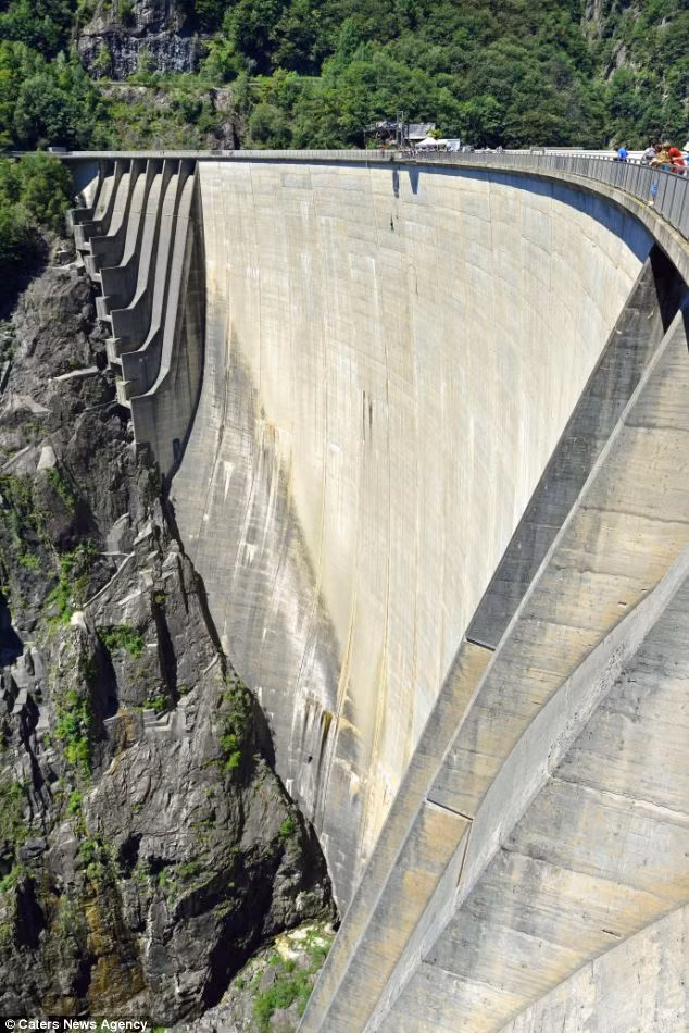 Mỗi lượt nhảy du khách phải trả 170 USD.