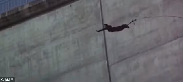 Còn đây là cú nhảy nổi tiếng của James Bond trong Golden Eye.