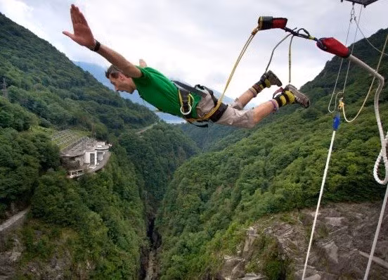 Những người ưa thích cảm giác mạnh đã rất thích thú khi được thực hiện thử thách này.