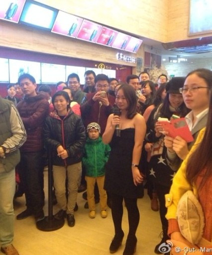 Hình ảnh một cô gái trẻ mặc váy ngắn đen đã cầm nhẫn cầu hôn bạn trai mình ngay trong rạp chiếu phim ở Hạ Môn, Phúc Kiến, Trung Quốc và chàng trai trông chẳng vui vẻ gì khi cô gái hành động như vậy.