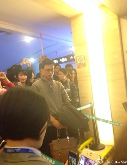 Hình ảnh màn cầu hôn "cưỡng bức" này nhanh chóng lan truyền trên mạng và trở thành chủ đề đàm tiếu của cư dân mạng.