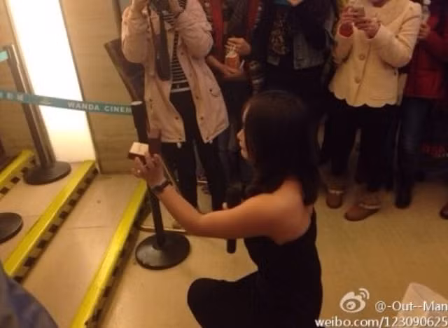 Dù như thế, cư dân mạng vẫn gật gù và ủng hộ chàng trai lãng mạn hơn là cô gái trong ảnh này.