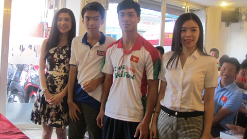 Đúng là Công Phượng có sức hút rất mạnh, đặc biệt là với những fan nữ. Tuy nhiên Công Phượng lại được nhiều người hâm mộ nhận xét là "đá bóng hay nhưng... nhát gái". Ảnh: Bongdaplus.