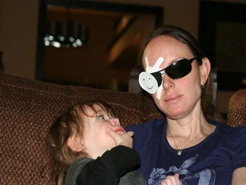 Để con giúp mẹ bịt mắt.