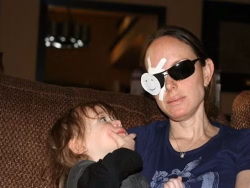 Để con giúp mẹ bịt mắt.