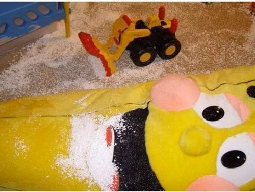 Bé đang học lái máy xúc?