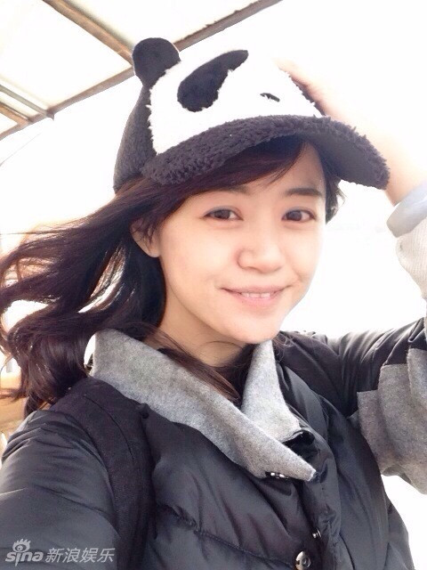 Bên cạnh hành động đầy ý nghĩa của mình, Zhu Jing cũng được cộng đồng mạng khen ngợi vì vẻ xinh đẹp tươi trẻ và tràn đầy sức sống.