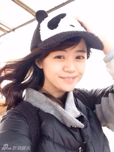 Bên cạnh hành động đầy ý nghĩa của mình, Zhu Jing cũng được cộng đồng mạng khen ngợi vì vẻ xinh đẹp tươi trẻ và tràn đầy sức sống.