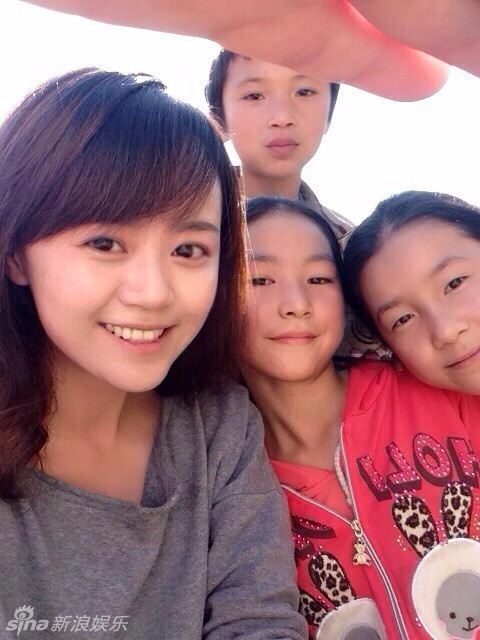 Những hình ảnh và việc làm của nữ thạc sĩ trẻ đã khiến cộng đồng mạng nước này cảm phục vì sự dũng cảm của cô. Bình thường những sinh viên ra trường không phải ai cũng muốn công tác, làm việc trong điều kiện thiếu thốn, cô gái này lại đã học lên thạc sĩ và quyết định cống hiến nhiệt huyết của mình cho sự nghiệp trồng người tại một nơi hẻo lánh và khó khăn.