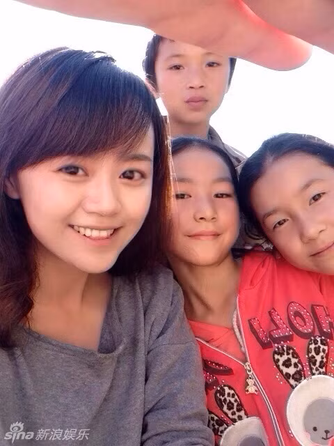 Những hình ảnh và việc làm của nữ thạc sĩ trẻ đã khiến cộng đồng mạng nước này cảm phục vì sự dũng cảm của cô. Bình thường những sinh viên ra trường không phải ai cũng muốn công tác, làm việc trong điều kiện thiếu thốn, cô gái này lại đã học lên thạc sĩ và quyết định cống hiến nhiệt huyết của mình cho sự nghiệp trồng người tại một nơi hẻo lánh và khó khăn.