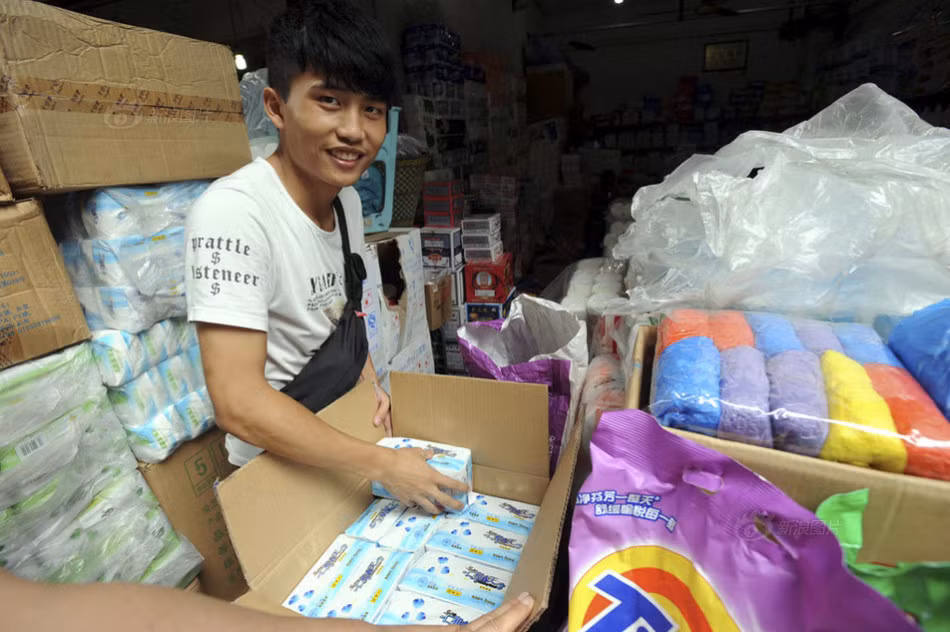 Chàng sinh viên này tên Li Yuanhao đang học năm thứ 3 đại học Tây Nam, Trùng Khánh, Trung Quốc. Đến hẹn lại lên, sinh viên mới vào trường sẽ phải trải qua một đợt huấn luyện quân sự. Đã có kinh nghiệm từ trước đó, năm nay đến mùa tập quân sự, chàng sinh viên này đã nghĩ ra một độc chiêu kiếm tiền.