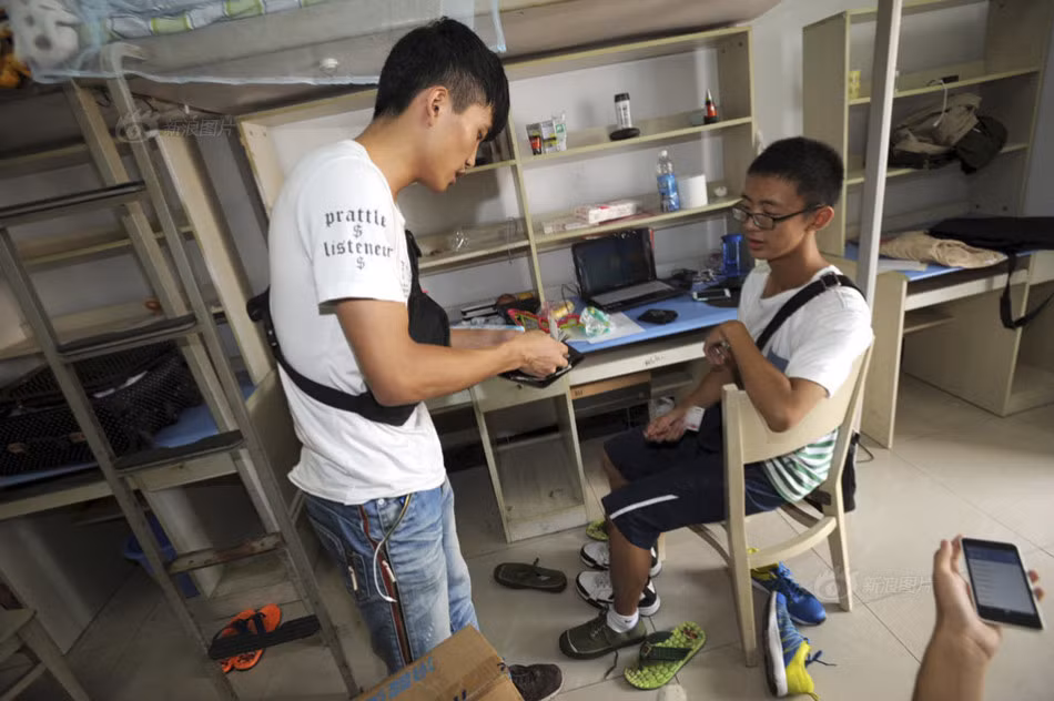 Li đang giao dịch với một tân nam sinh vừa vào ký túc xá.