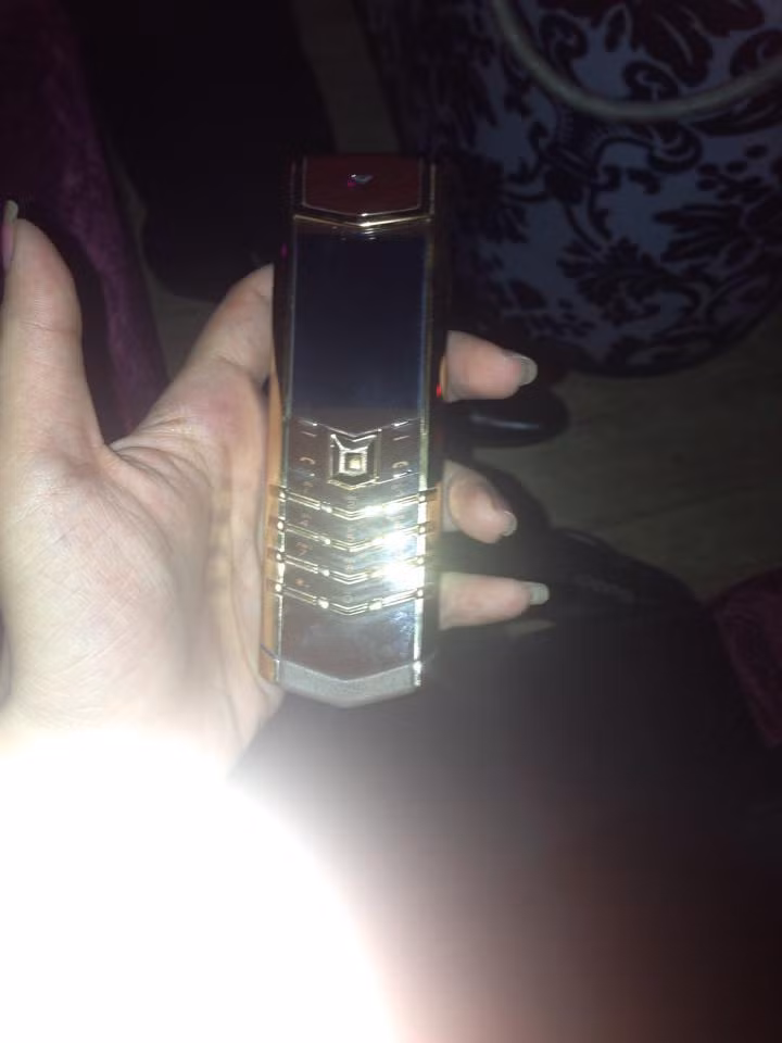 H.N thường xuyên khoe xe, điện thoại, khoe tiền, khoe đi bar, hút cỏ, check-in ở những nơi sang chảnh, đắt đỏ... Trong ảnh: Một chiếc điện thoại Vertu có giá cả một gia tài mà cô nàng hot girl mạng khoe trên Facebook.