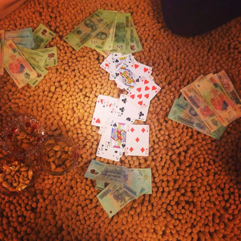 Chơi bài ăn tiền với những tờ tiền mệnh giá lớn, H.N cũng chụp ảnh lại và khoe trên Facebook.