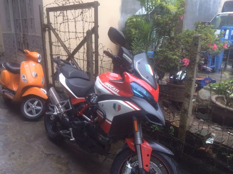 Thêm nhiều hình ảnh cùng thông tin cá nhân của H.N được "khai quật". Cô nàng "hot girl mạng" này có hơn 200.000 người theo dõi trên trang Facebook cá nhân. Con số này đang tăng lên khi những bức ảnh tự sướng của H.N lan truyền trên mạng.