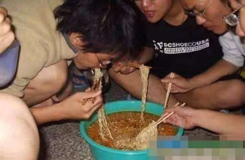 Ngac nhien voi hinh anh gioi tre an thung uong vai