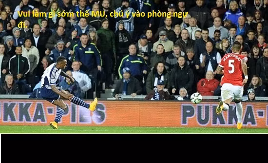 Nhưng niềm vui sau bàn thắng của MU chưa được lâu, một lần nữa hàng thủ của họ lại chơi lơ đễnh để Saido Berahino (West Brom) băng xuống đệm bóng vào góc xa hạ gục De Gea nâng tỷ số lên 2-1 cho West Brom.