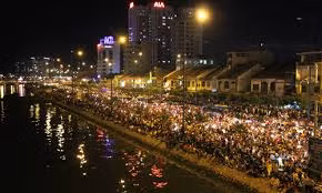 Với không gian sạch sẽ, thoáng đãng, bạn sẽ được tha hồ ngắm nhìn những con tàu qua lại trước mắt, những tòa nhà cao chọc trời như Bitexco, tòa nhà đổi màu hay hàng loạt các nhà hàng, khách sạn sang trọng. Hai Với 3.000 đồng tiền giữ xe và tiền mua nước, bạn đã có một không gian thoáng đãng để ngắm Sài Thành khi lên đèn.