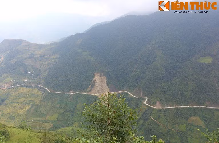 Đèo Khau Phạ - một trong "tứ đại đỉnh đèo" nằm cheo leo, uốn lượn quanh sườn núi như dải lụa chạy dài vô tận. Là con đèo quanh co, dốc đứng thuộc hàng bậc nhất đi qua nhiều địa danh nổi tiếng như: Mù Cang Chải, Tú Lệ...