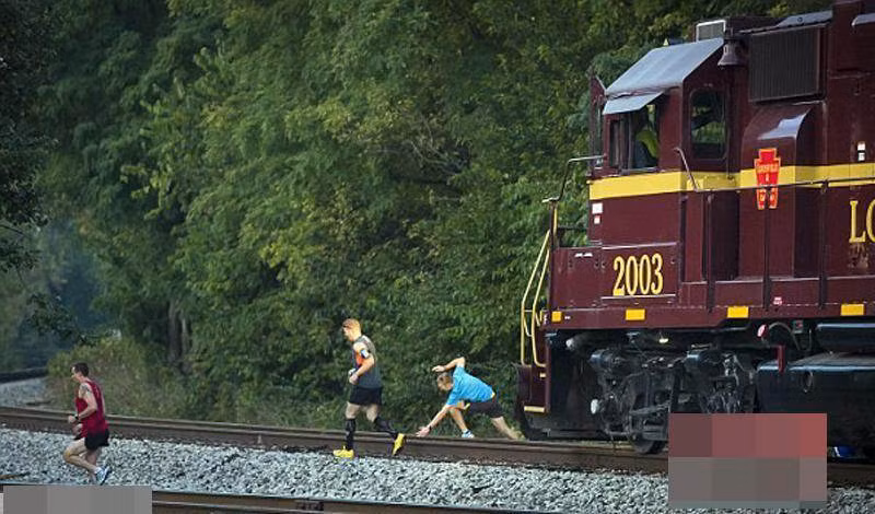 Ban tổ chức cuộc thi đã rất bức xúc vì họ đã nói chuyện với quan chức thành phố nhiều lần để đảm bảo rằng không có tàu hoạt động trên đường ray trong thời điểm diễn ra cuộc thi marathon vậy mà vẫn xảy ra tình trạng này. Ảnh: AP.