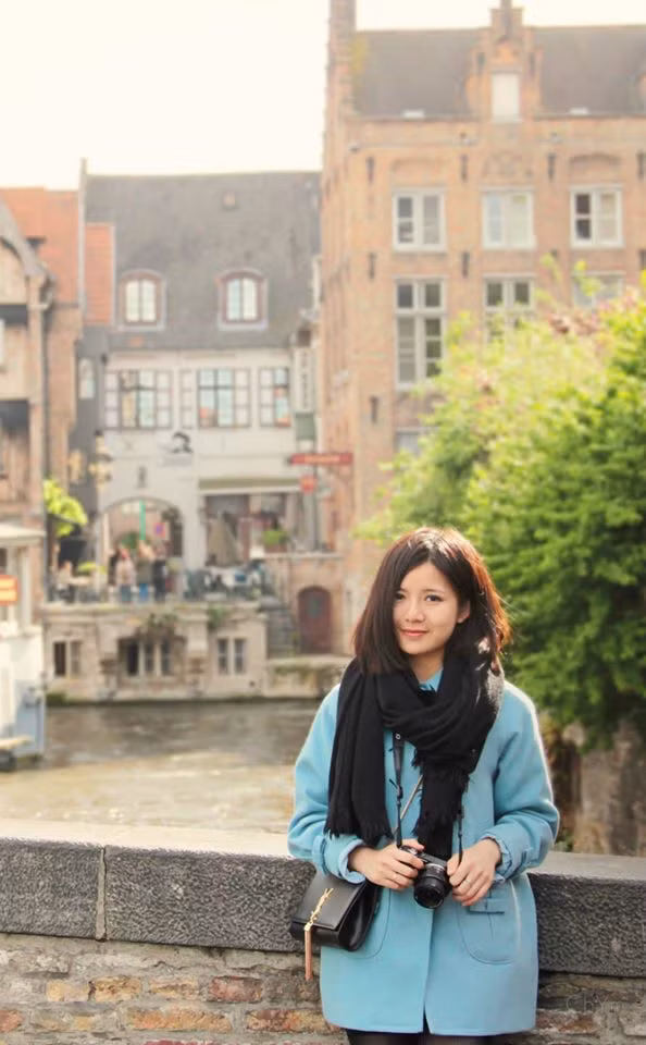 Trên Facebook đang lan truyền bức ảnh của một nữ sinh Đại học Ngoại Thương Hà Nội chụp ảnh tại bảo tàng Louvre, Pháp. Bức ảnh được đăng tải trên một trang web dành cho giới trẻ đã nhận được hơn 65 ngàn lượt xem và 11 ngàn lượt chia sẻ.