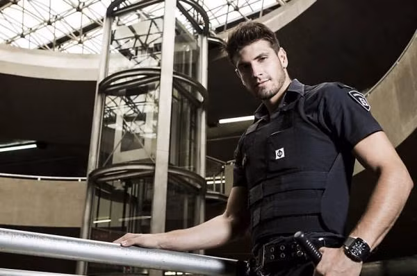 Trong đồng phục của ngành an ninh, anh chàng Guilherme lại càng toát lên vẻ đẹp đẹp trai cứng rắn.