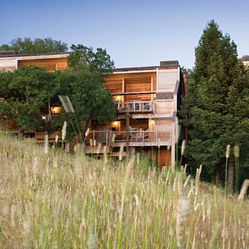  Ventana Inn &amp; Spa, Big Sur, California là khu nghỉ dưỡng cao cấp rộng hơn 200 mẫu Anh, nằm trên bờ biển hoang sơ của California. Từ khách sạn 4 sao ở đây, bạn có thể nhìn ra Thái Bình Dương với màn sương mù đẹp tuyệt trên biển. Vùng hoang dã Ventana cách khu nghỉ dưỡng này khoảng 300 dặm đường bộ.