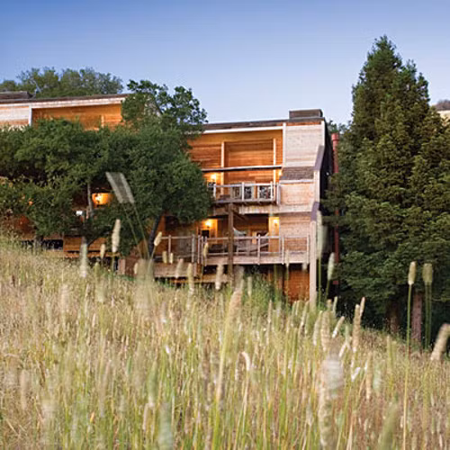  Ventana Inn &amp; Spa, Big Sur, California là khu nghỉ dưỡng cao cấp rộng hơn 200 mẫu Anh, nằm trên bờ biển hoang sơ của California. Từ khách sạn 4 sao ở đây, bạn có thể nhìn ra Thái Bình Dương với màn sương mù đẹp tuyệt trên biển. Vùng hoang dã Ventana cách khu nghỉ dưỡng này khoảng 300 dặm đường bộ.